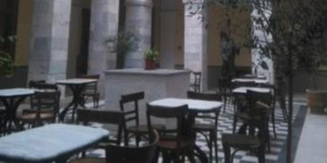 Σύρος: Ατομική έκθεση γλυπτικής του Μεμά Καλογηράτου στο αίθριο του Δημαρχείου