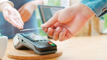 Ηλεκτρονικές πληρωμές: Στο τραπέζι το φόρο-μπόνους για πληρωμές με κάρτες σε επαγγελματίες