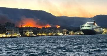 Χίος: Σε πύρινο κλοιό για τρίτη μέρα