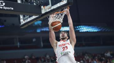 Eurobasket 2025: Με ιστορικό triple double του Σενγκούν πέρασαν στα ημιτελικά οι Τούρκοι