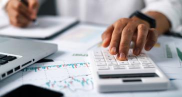 Αυξημένα κατά 2,6 δισ. τα βάρη για τους φορολογούμενους το 2026