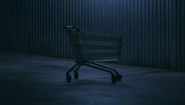 Ακρίβεια: Το «στοίχημα» της μείωσης των τιμών στα ράφια και το μικρό καλάθι των καταναλωτών