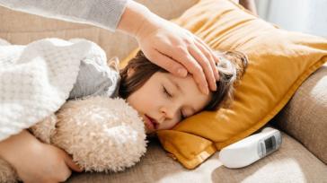 «Φουντώνει» η γρίπη στα παιδιά και μεγαλώνει ο κίνδυνος για όλη την οικογένεια