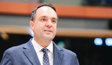 “Υπερτιμολογημένη φιέστα για το «χρυσό» δέντρο με 70.000 και τα δημοτικά τέλη στα ύψη”