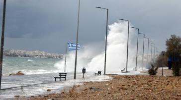Στο “κόκκινο” το Αιγαίο με ισχυρές καταιγίδες και θυελλώδεις ανέμους έως 10 μποφόρ