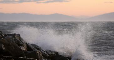 Σε εξέλιξη η κακοκαιρία με ισχυρές βροχές και καταιγίδες