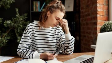 Η πίεση για σχολική επιτυχία στα 15 αυξάνει τον κίνδυνο κατάθλιψης στα 22