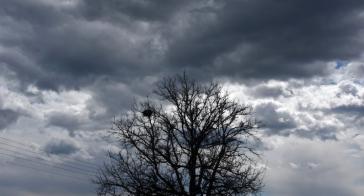 Καιρός: Συννεφιά με βροχές και πτώση της θερμοκρασίας