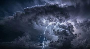 Σημαντική επιδείνωση του καιρού την Πρωταπριλιά: Έρχεται ισχυρό βαρομετρικό χαμηλό