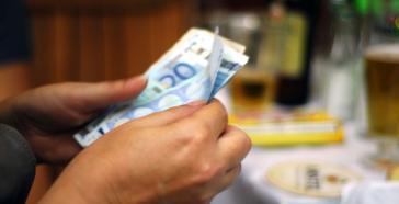 Δώρο Πάσχα: Ποιοι παίρνουν μισό μισθό και ποιοι λιγότερα, πώς γίνεται ο υπολογισμός