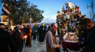 Γιατί περνάμε κάτω από τον Επιτάφιο - Τι συμβολίζει το έθιμο της Μεγάλης Παρασκευής