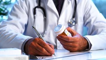 Συνελήφθη γιατρός που διακινούσε ιατρικές συνταγές για προμήθεια ναρκωτικών δισκίων