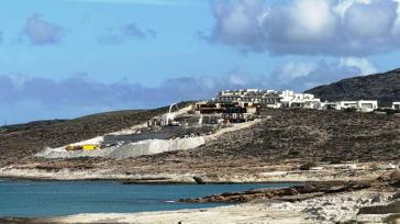 Μήλος: Το ΣτΕ παγώνει προσωρινά τις κατασκευές για 128 νέες πισίνες σε πεντάστερο ξενοδοχείο