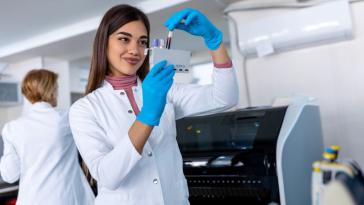 “Έξυπνο” τεστ αίματος ανιχνεύει τον καρκίνο πριν εμφανιστούν συμπτώματα