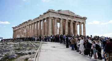 “Double score” για τον ελληνικό τουρισμό: “Απογειώθηκαν” έσοδα και αφίξεις το α’ δίμηνο