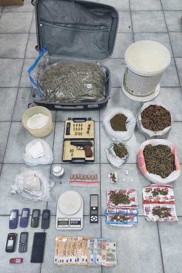 Συνελήφθησαν στη Θήρα τρία άτομα για εμπλοκή τους σε υπόθεση διακίνησης σημαντικής ποσότητας ναρκωτικών ουσιών