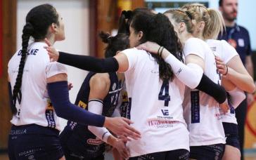 Εύκολα 3-0 τη Λαμία ο Α.Ο. Θήρας 