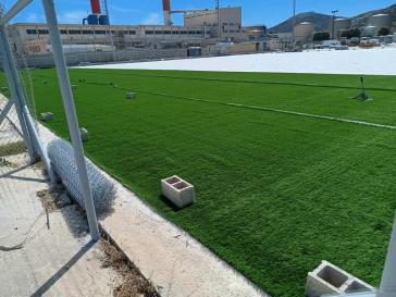 Άρχισε η τοποθέτηση του συνθετικού χλοοτάπητα 