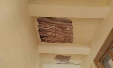 Εμφανή σημάδια φθοράς του Δημαρχείου της Ερμούπολης