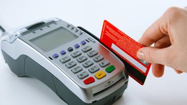 Υποχρεωτική η αποδοχή πληρωμής με κάρτα  