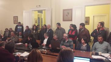 Τα σκουπίδια παραμένουν