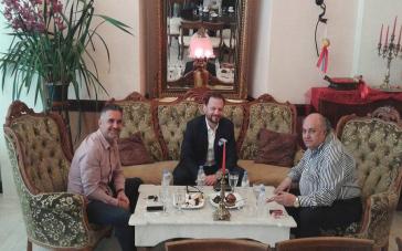 Επιχειρηματική συνάντηση με φόντο το Νεώριο