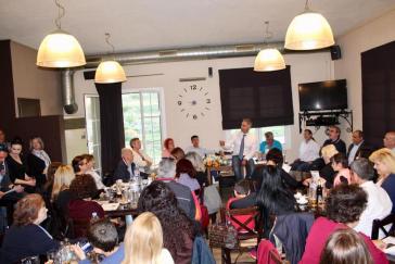 Προεκλογικές παραστάσεις για περιορισμένο ακροατήριο