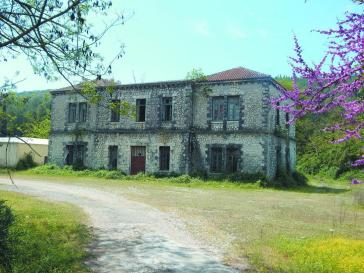 Έπεσαν οι υπογραφές για παραχώρηση του πρώην στρατοπέδου «Παπακώστα»