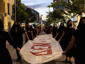 “Δεν είναι αθώοι”: 40 γυναίκες διέσχισαν σιωπηρές ντυμένες στα μαύρα την πόλη του Ηρακλείου ενάντια στον φασισμό