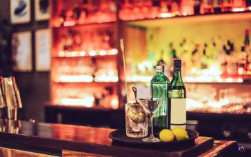 Τα έκανε… Γης Μαδιάμ σε μπαρ του Βόλου, επειδή του ζήτησαν πιστοποιητικό εμβολιασμού