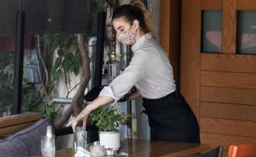 Φόβοι κι «ενδείξεις» για μαζικά λουκέτα στην εστίαση