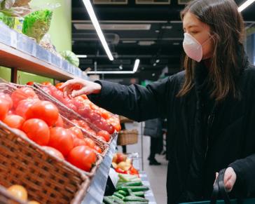 Δύο στους τρεις περιορίζουν και το φαγητό!