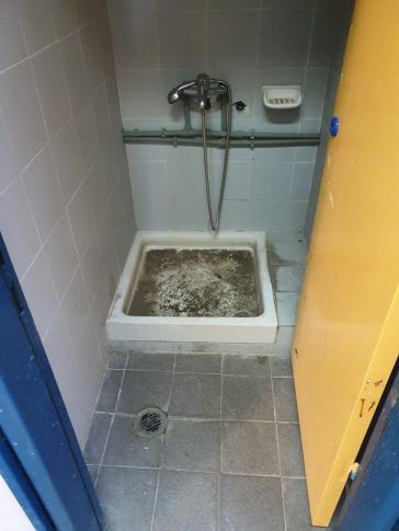 Χωρίς τέλος οι καταγγελίες για τις συνθήκες διαμονής των πυροσβεστών