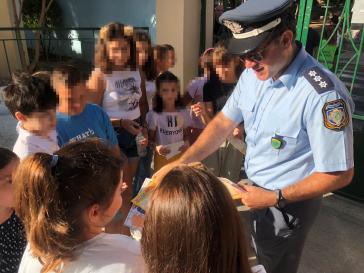 Διανομή ενημερωτικών φυλλαδίων οδικής ασφάλειας σε γονείς και μαθητές