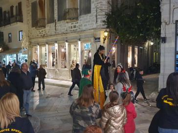 Γιορτή στους πεζόδρομους της Σύρου με ανοιχτά μαγαζιά και εκπλήξεις