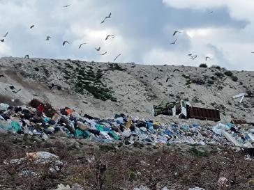 “Κόκκινο πανί” το θέμα των σκουπιδιών στην Σαντορίνη