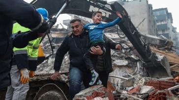 Σεισμός στην Τουρκία: 8χρονος ανασύρθηκε ζωντανός μετά από 52 ώρες