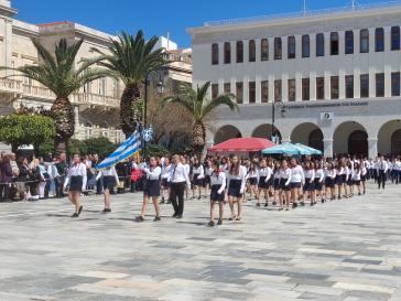 Οι μαθητές της Σύρου παρέλασαν και τίμησαν τον Αγώνα του 1821 