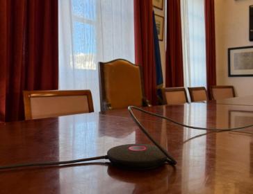 Αντιδράσεις και αναβολή της συνεδρίασης