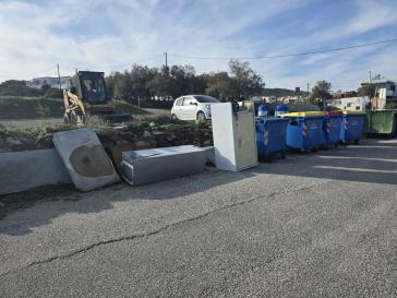 Ογκώδη απορρίμματα στοιβαγμένα στην Αζόλιμνο