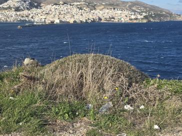 Σταματούν για τη θέα, αλλά αφήνουν τα σκουπίδια τους