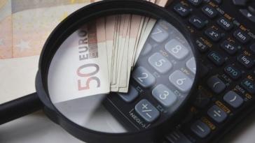 Κάτω από το όριο του 140% του ΑΕΠ η αποκλιμάκωση του Δημοσίου Χρέους το 2026