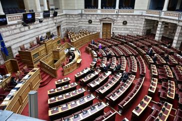 Ενός λεπτού σιγή στη Βουλή για τις νεκρές εργαζόμενες στα Τρίκαλα και τους φιλάθλους του ΠΑΟΚ