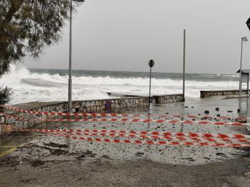 Σύρος: Αποκλεισμένο το παραλιακό μέτωπο της Αζολίμνου λόγω της σφοδρής κακοκαιρίας (ΦΩΤΟ+ΒΙΝΤΕΟ)