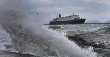 Κακοκαιρία: Αδυναμία προσέγγισης πλοίων στη Μήλο, στη Σίφνο και στη Σέριφο