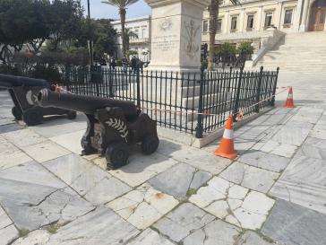 Παρεμβάσεις συντήρησης στην πλατεία Μιαούλη