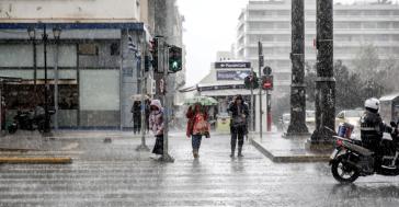 Καιρός: Βροχές και καταιγίδες σήμερα, σημαντική πτώση θερμοκρασίας μετά τη Μεγάλη Πέμπτη