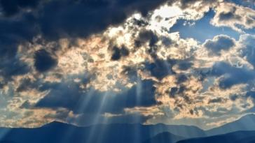 Καιρός: Άνοδος της θερμοκρασίας με συννεφιά σήμερα Δευτέρα του Πάσχα